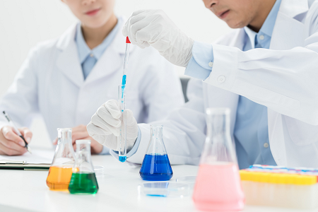 Przedstawiamy zestaw szybkiego testu na antygeny SARS-CoV-2 / FLU A i B / RSV